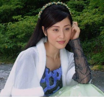 1999年,合约到期的陈法蓉离开tvb,接拍了亚视电视剧《美丽传说》,拍摄