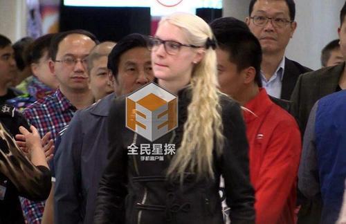 据了解,照片上,中间的老人是撒爸爸撒世贵,曾是国家二级演员.