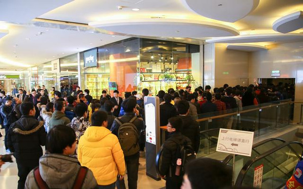 开启线下销售的小米 引排队疯抢