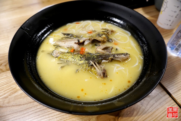 黄鸭叫鱼粉算是这里的贵族,但也贵不到哪里去,18元一份很大一碗.