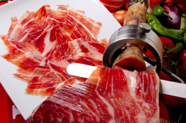 在西班牙,有一种肉叫jamon