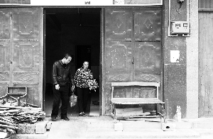 李建良看望黄母。