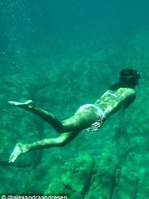 亚历山德拉在希腊潜水。