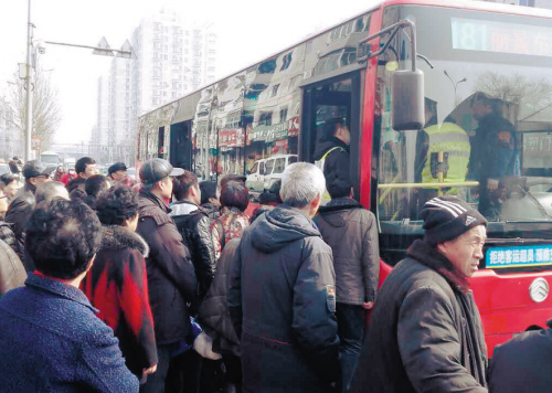 “太可气了，这不是明摆着‘讹人’吗，这以后让人怎么做好事？”3月2日12时许，一辆181路公交车停在了轻工街十路附近，没能继续行驶上路。但奇怪的是，车上的乘客非但没有埋怨司机，反而异口同声地谴责一位老太太。