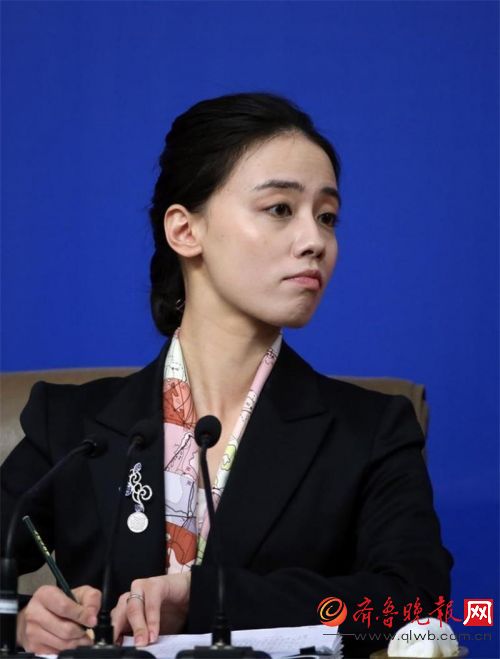 两会女神翻译走红 揭秘两会女神翻译姚梦瑶学霸历程