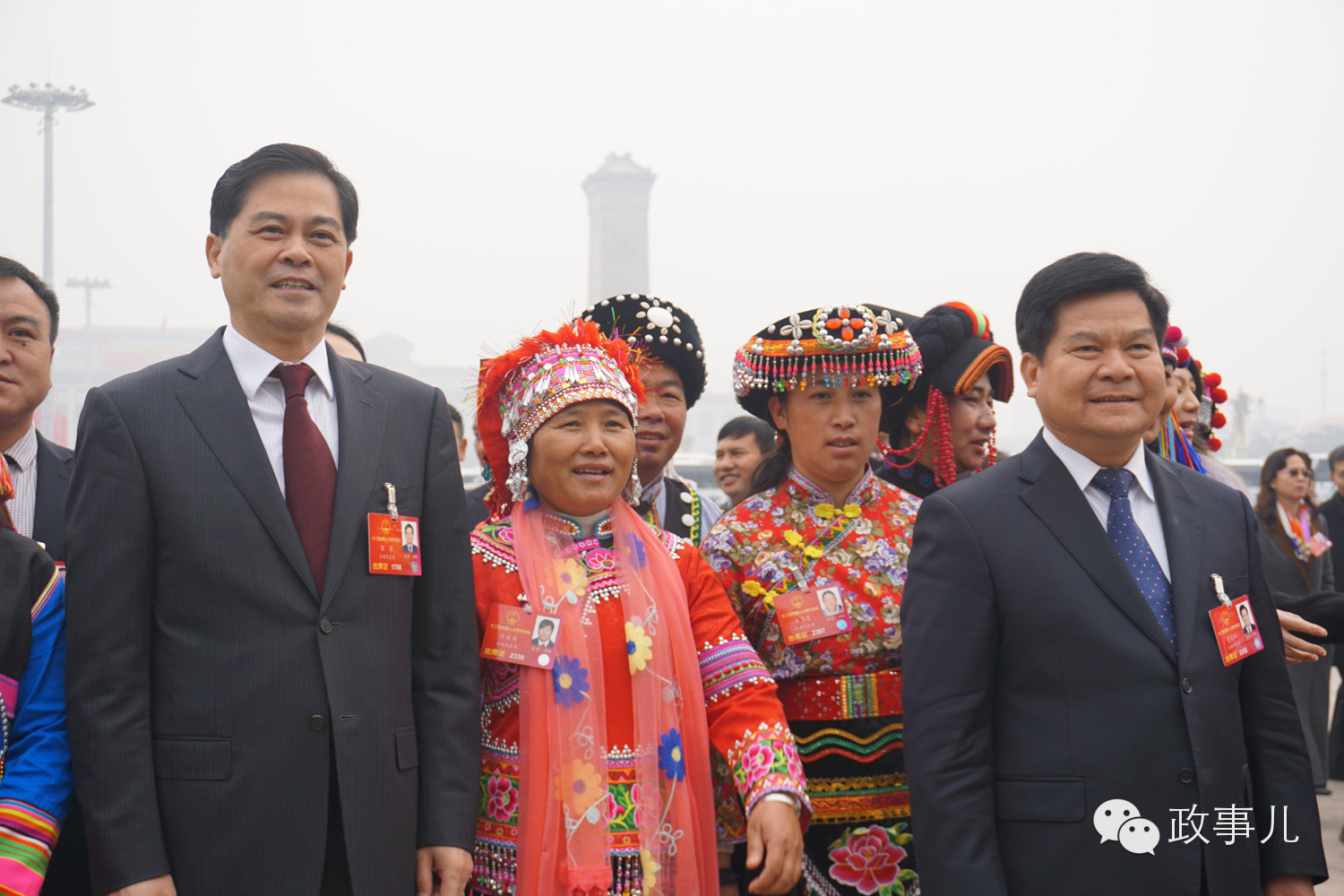 云南省委书记李纪恒（右）、省长陈豪与少数民族代表在人民大会堂东门外