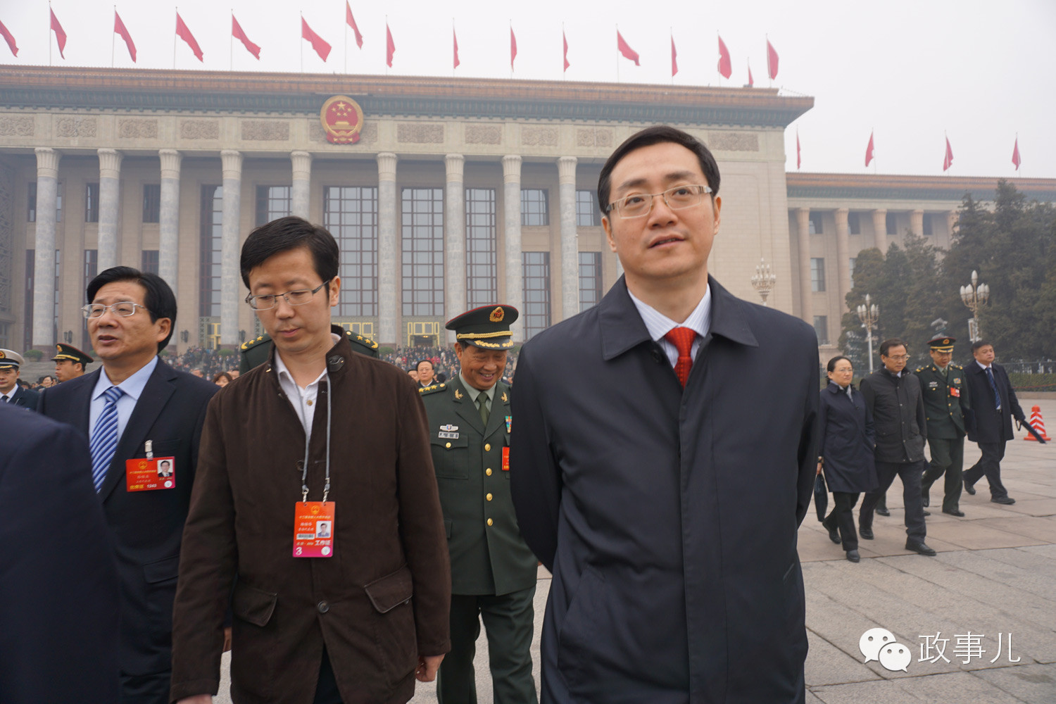 青海省委常委,西宁市委书记王晓(右一),全国最年轻的省委常委之一