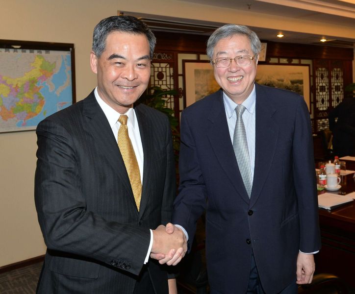 2016年3月4日，人民银行行长周小川在北京会见了香港特区行政长官梁振英一行，双方主要就两地金融合作和经济金融形势等议题交换了意见。