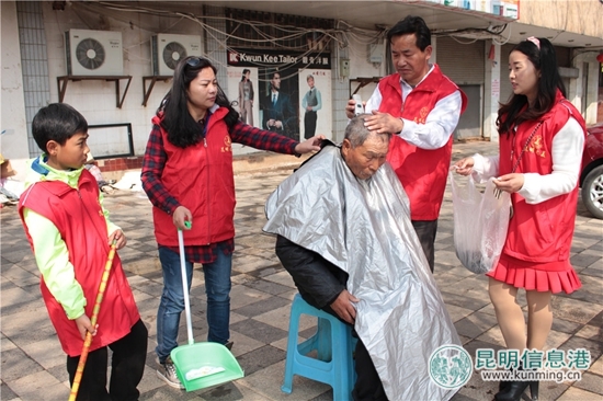 昆明之美"雷锋哥"街头学雷锋 为流浪者理发(组图)