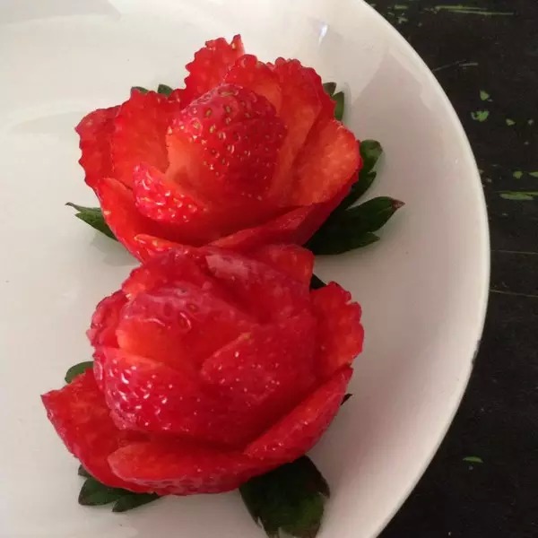 【小技巧】用草莓做成可以吃的玫瑰花,分分钟收服吃货女神!赶紧get