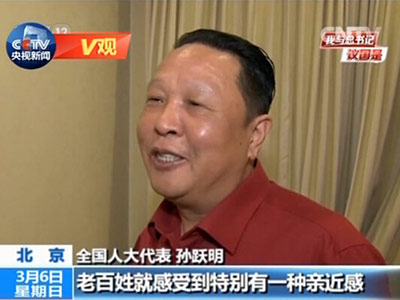 孙跃明是上海奉贤区杨王村党委书记, 3月5日晚上11点,记者在代表团住地见到他时,他正在给村民回着微信。原来,许多村民在电视上看到了自个村的书记和习总书记坐得那么近,都很自豪,纷纷点赞。