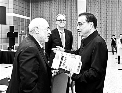 诺贝尔经济学奖获得者斯蒂格利茨在去年12月7日召开的座谈会上将自己的著作赠送给李克强