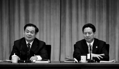在昨天下午的会上,山西省委书记王儒林(左)和省长李小鹏(右)回答记者提问。京华时报记者潘之望摄