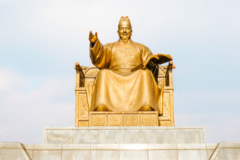 【 和世宗大王铜像 】光化门广场是为了找回拥有600年历史的首尔昔日