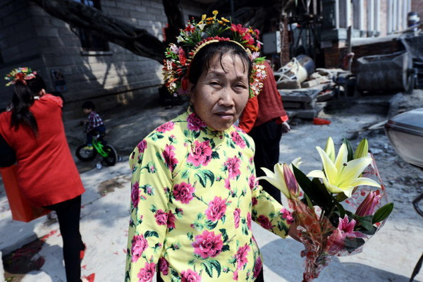 福建泉州:傳承千年頭戴簪花圍的蟳埔女