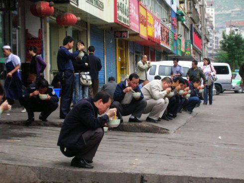 蹲着吃牛肉面图片