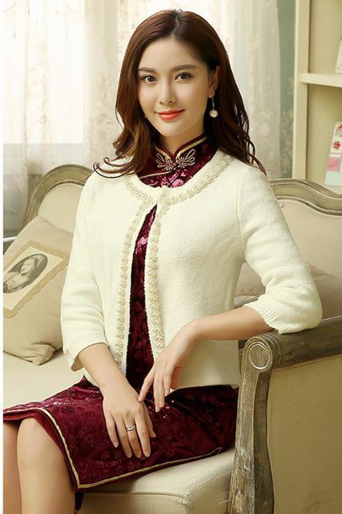 斗篷样式小外套,以及长款的毛呢大衣,不论是哪种外套,与旗袍搭配都有