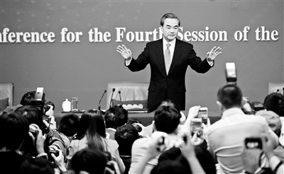 王毅昨天在记者会上认真阐述中国的外交政策摄影/本报记者 郝羿