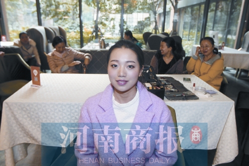 美美的桃花妆出门吧万一撩到男神呢(组图 河南商报记者 丁