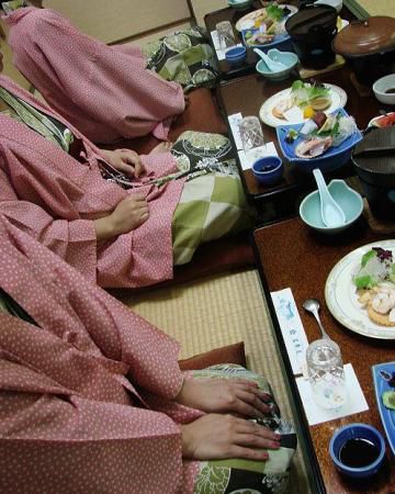 日本人跪着吃饭图片