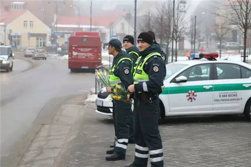 妇女节那天 立陶宛警察的举动温暖了世界