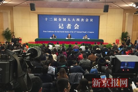 环保部部长陈吉宁就“加强生态环境保护”相关问题回答中外记者提问。新京报记者 陈杰 摄