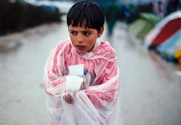 希腊连日暴雨 大批滞留难民儿童生病