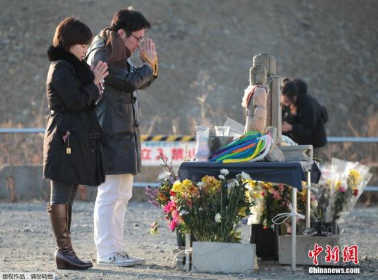 当地时间3月11日,日本民众悼念地震和海啸灾难遇难者,纪念2011年大地震五周年。图为日本宫城县南三陆町民众悼念地震和海啸灾难遇难者。 视频:日本大地震五周年:甲状腺癌多发 孩子成牺牲品 来源:央视新闻