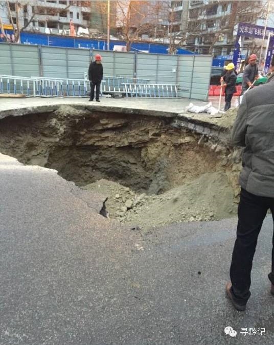 贵州贵阳:地面突然塌陷 行驶中的公交车消失