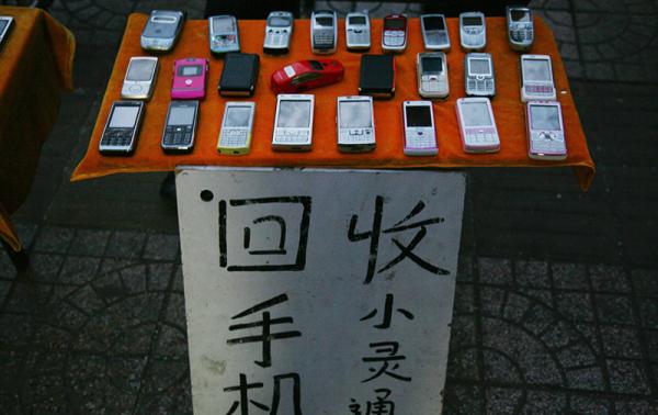 在沪全国政协委员，上海市人大副主任郑惠强建议通过社区和互联网等渠道，建立废旧手机回收渠道，并制定废旧手机处置标准。