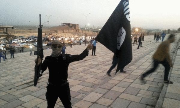 极端恐怖组织“伊斯兰国”成员挥舞其旗帜 来源：《卫报》