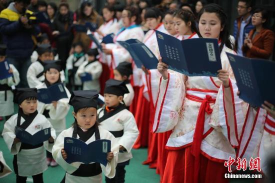 組圖:南京幼兒園萌娃穿漢服點硃砂