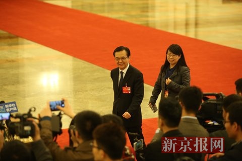 商务部部长高虎城两会部长通道接受记者采访。新京报记者 王贵彬 摄