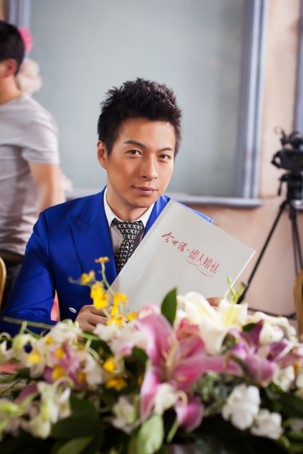 中国首席婚礼司仪马智宇穿华名人定制西装,录制cctv《盛大婚礼》