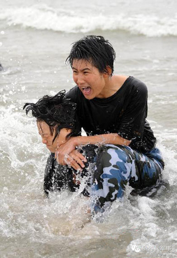 揭秘海军陆战队两栖女子"霸王花"