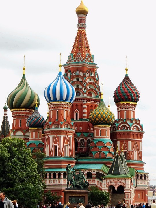 圣瓦西里升天教堂是俄罗斯最富盛名的教堂,以九个形态和颜色各异的