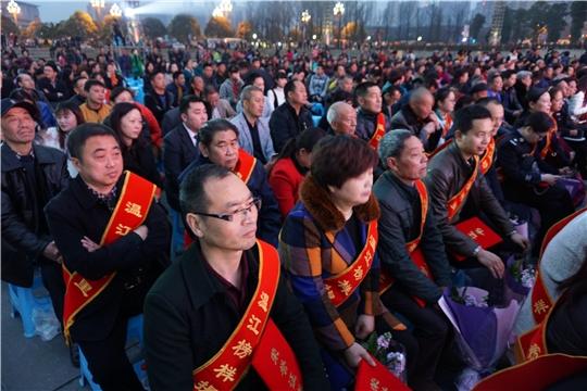 中國好人,道德模範曹加春,曲比爾石等身邊榜樣與市民代表一起,分別為