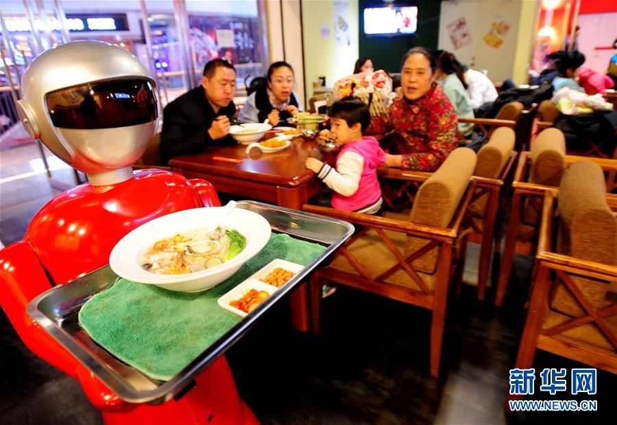 3月15日,机器人服务员小花在餐厅内为顾客端上菜品