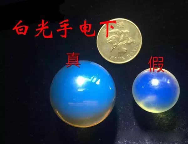 这几张真假蓝珀在不同的光照条件下的对比,这对于大家识别假蓝珀有 