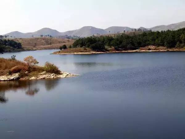 在山脚下还有一片静谧湖泊:院基寺水库