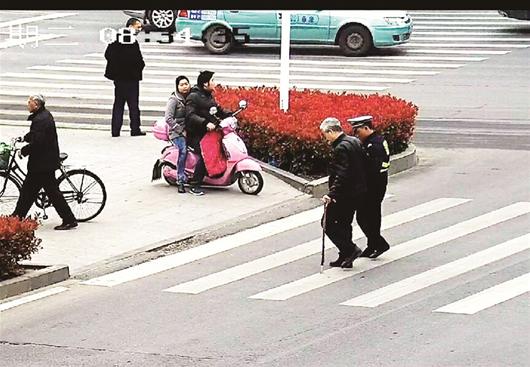 圖文:協警扶拄拐老人過馬路