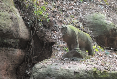 石龙左侧的一块石头上,按原状复制的石虎也已受损。