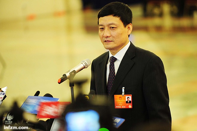2016年3月13日,北京人民大会堂,国资委主任肖亚庆在部长通道接受记者