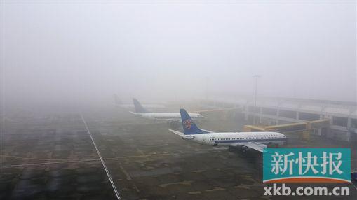 新快报记者昨日从珠海机场获悉,昨日珠海机场遭受严重大雾天气,当天14:19前,航班无法正常起降,全部取消。据珠海机场相关负责人表示,截至当日18时,出港航班取消67架次,进港航班取消66架次。昨日18时,进港、出港航班分别剩余两个,珠海机场取消大面积航班延误预警。机场未现大批旅客滞留的现象。(陈婕)