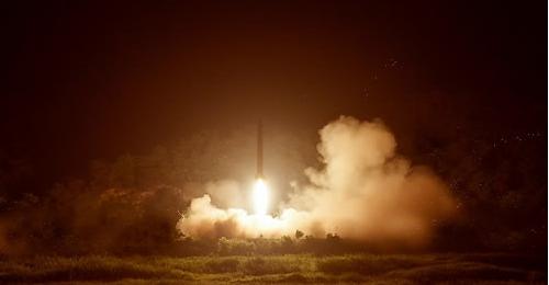 资料图片：朝鲜进行导弹发射试验。