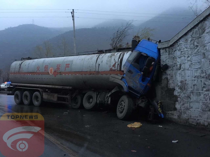 经侦查,发现是一辆由四川开往山东的载重34吨油罐车撞火车桥涵洞的
