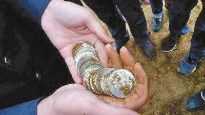 现场挖出的银元