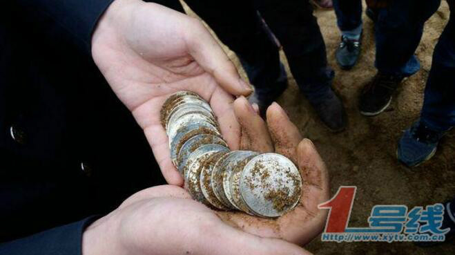 “我在现场看时,一个老头拿着挖到的银元问我要不要。他出价2000元,我觉得太贵就没买。”金先生还告诉记者,有人挖到银元后,现场叫卖。而根据银元的铸造年份不同,卖宝人开价2000至20000元不等。