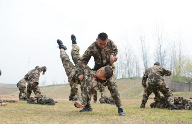 3月22日,武警滁州市支隊特戰隊員正在參加跪姿戰術訓練3月22日,武警