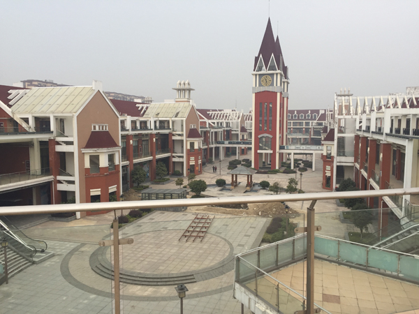 2016年3月,门可罗雀的万和奥特莱斯